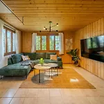 Peaceful Alpine Hideaway - Hot Tub & Terrace Lejlighed *