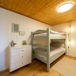 Peaceful Alpine Hideaway - Hot Tub & Terrace Lejlighed
