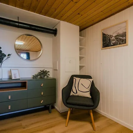 Peaceful Alpine Hideaway - Hot Tub & Terrace Apartamento