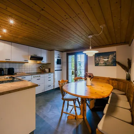 Peaceful Alpine Hideaway - Hot Tub & Terrace Lägenhet Axalp