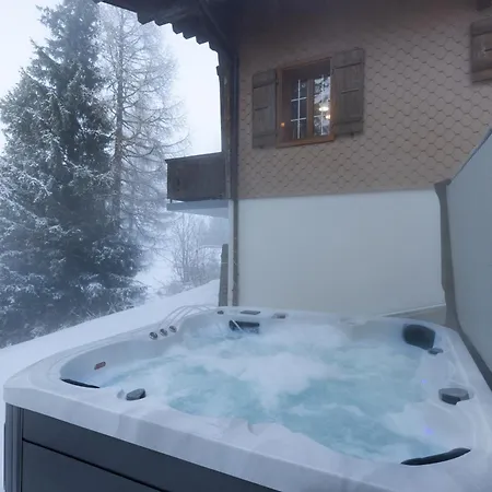 Peaceful Alpine Hideaway - Hot Tub & Terrace Lejlighed *