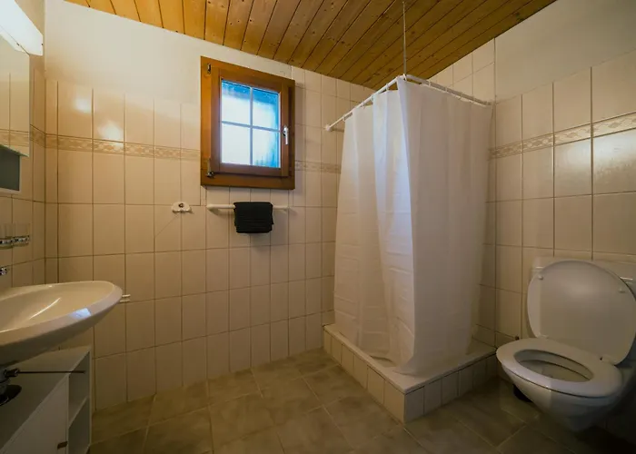 Peaceful Alpine Hideaway - Hot Tub & Terrace Lejlighed