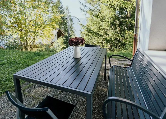 Peaceful Alpine Hideaway - Hot Tub & Terrace Lejlighed *